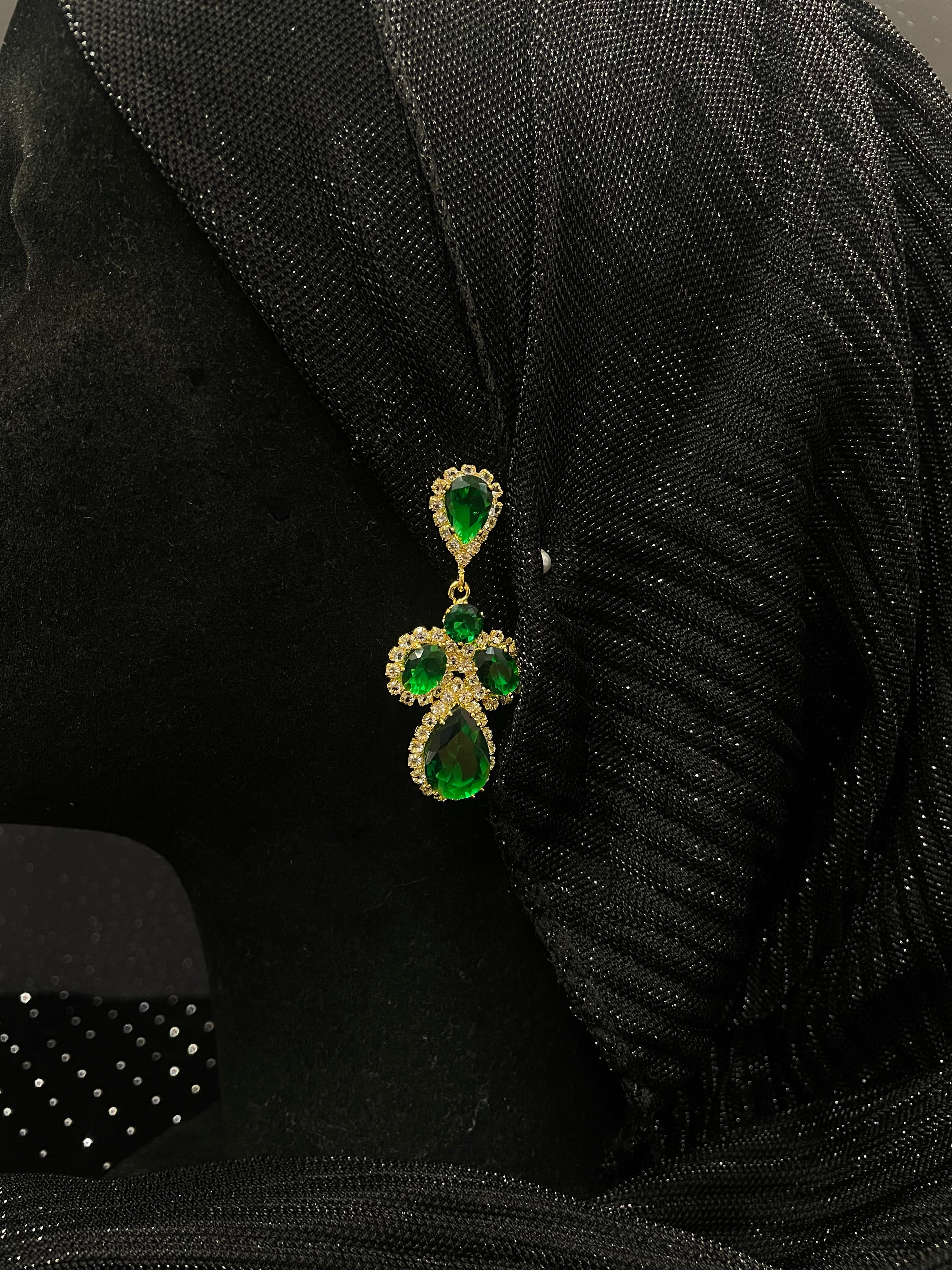 Boucles doreilles trefles vertes bijoux joyau avec strass qalam dress boutique 