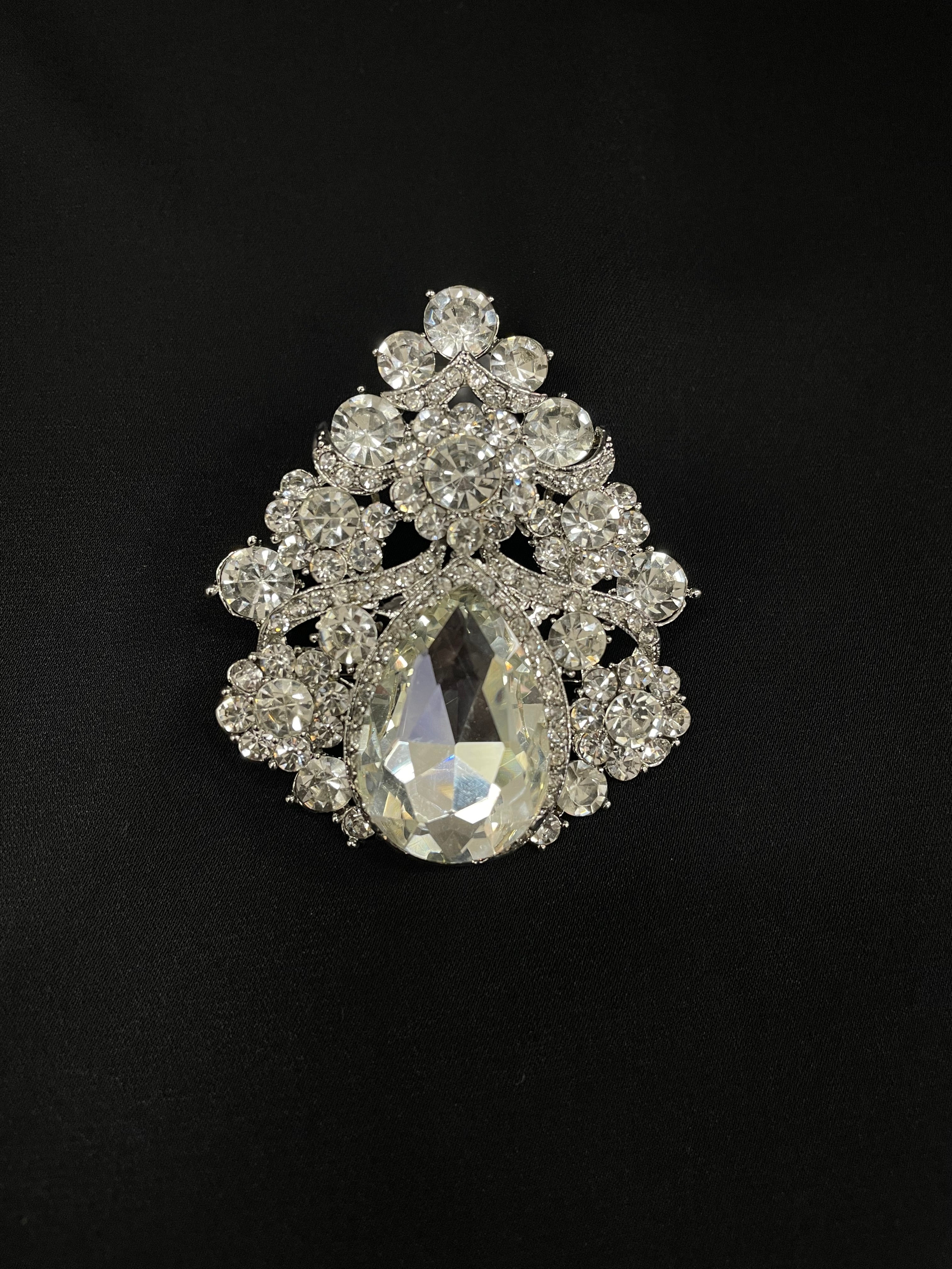 Broche damia luxury doree ou argentee accessoires evenement bijou tendance 