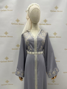 Caftan type soie brodé en bleu gris large évasé événements mode modeste boutique femmes musulmanes 