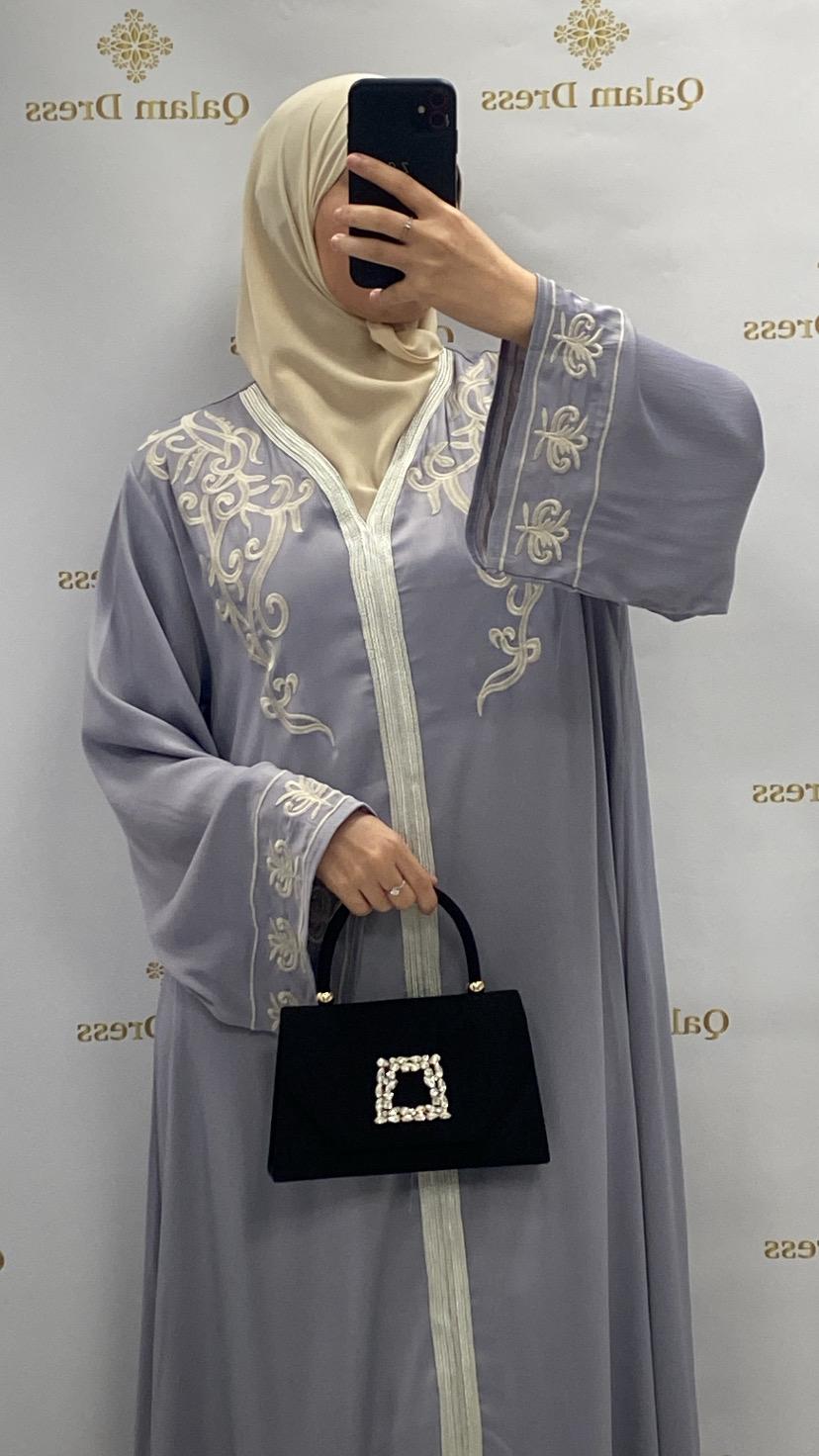 Caftan selma type soie brodé bleu gris coutures robes événements boutique femmes musulmanes mode modest tendance hijab 