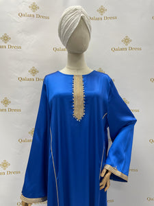 Caftan style oriental col rond brodee strass effet satin bleu electrique vieux rose tendance hijab mode modest fashion evenement aid 
