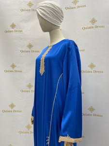 Caftan style oriental col rond brodee strass effet satin bleu electrique vieux rose tendance hijab mode modest fashion evenement aid qalam dress boutique 