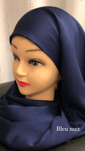 Hijab en satin bleu nuit avec bonnet integrer tendance hijab qalam dress boutique de femmes musulmanes 