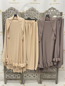 Jilbeb khimar et jupe ensemble de priere avec volants beige et taupe qalam dress boutique 