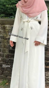 Kimono Amira beige strasse avec une ceinture mode modeste blanc mastour qalam dress boutique 