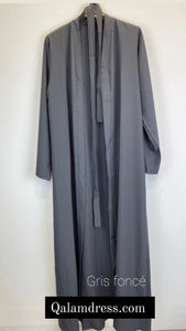 Maxi kimono grande de taille alyah avec ceinture en tissu gris fonce marron fonce tendance hijab mode modeste 