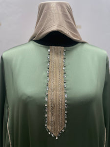 Robe caftan style oriental traditionnel broderie details strass mode modest vert bleu blanc tendance hijab ceinture boutique qalam dress