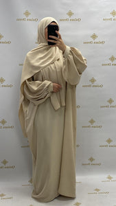 abaya ou robe de priere avec manches ballons tissu leger en soie de medine beige tendance hijab 