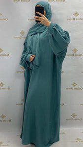 abaya ou robe de priere a enfiler tres pratique avec manches ballons tissu leger en soie de medine vert indigo mode modeste tendance hijab 