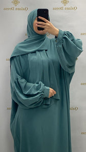 abaya ou robe de priere a enfiler tres pratique avec manches ballons tissu leger en soie de medine vert indigo tendance hijab 