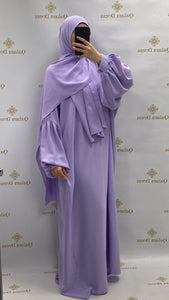 abaya ou robe de priere a enfiler tres pratique avec manches ballons tissu leger en soie de medine lilas tendance hijab 