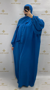 abaya ou robe de priere avec manches ballons tissu leger en soie de medine beige bleu indigo ou bleu lagon tendance hijab 
