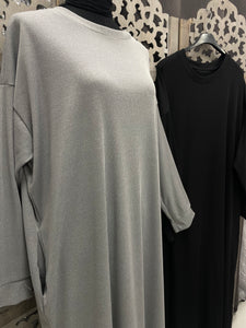 Robe pull longue hiver noir ou grise avec poches un col rond tendance hijab boutique de chez Qalam dress