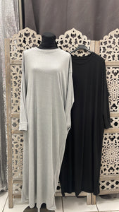 Robe longue noir ou grise avec poches convient aux grandes tailles chez qalam dress