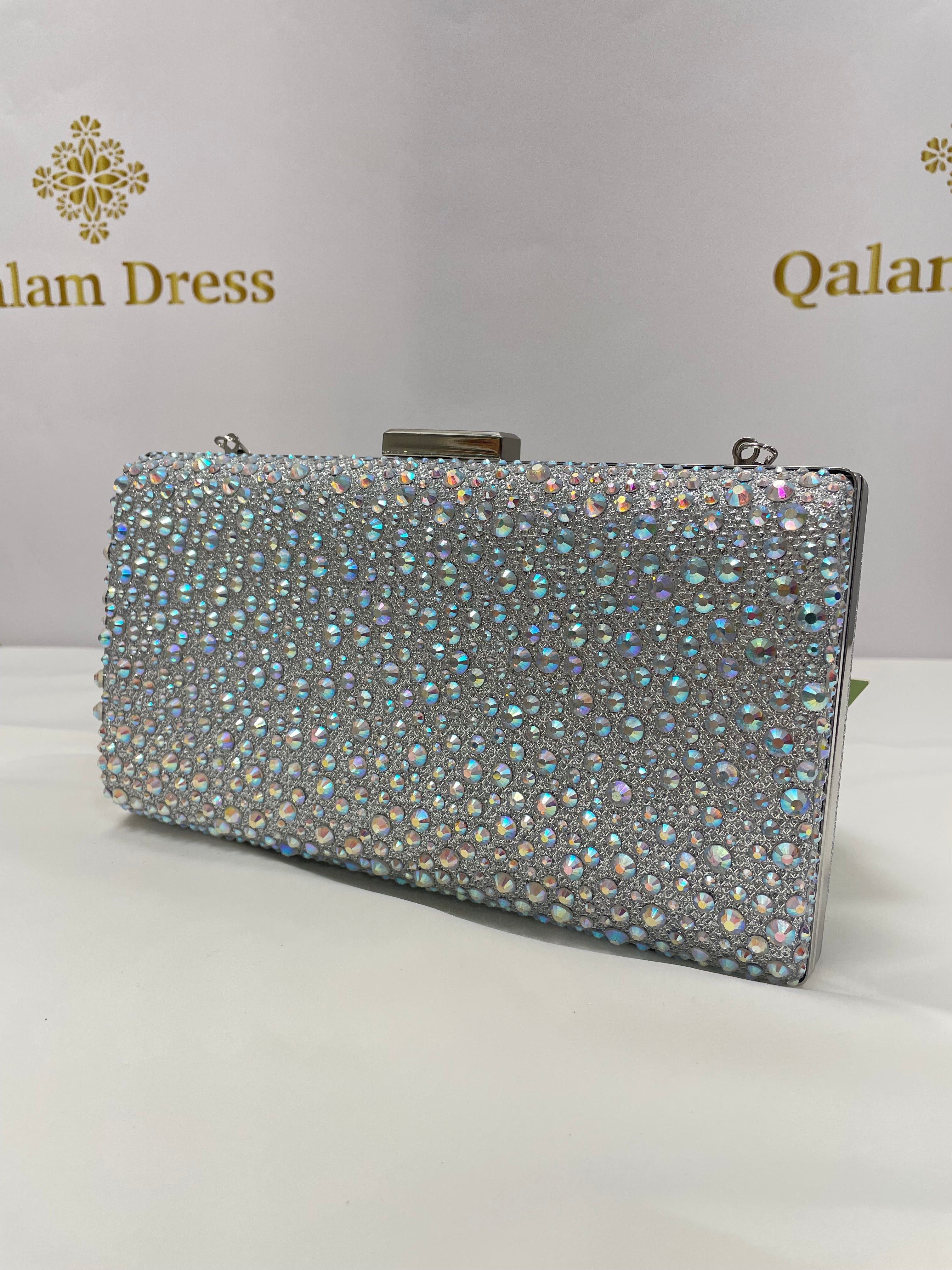Pochette de soiree Anna argentee petit et grand strass bandouliere en argent qalam dress boutique