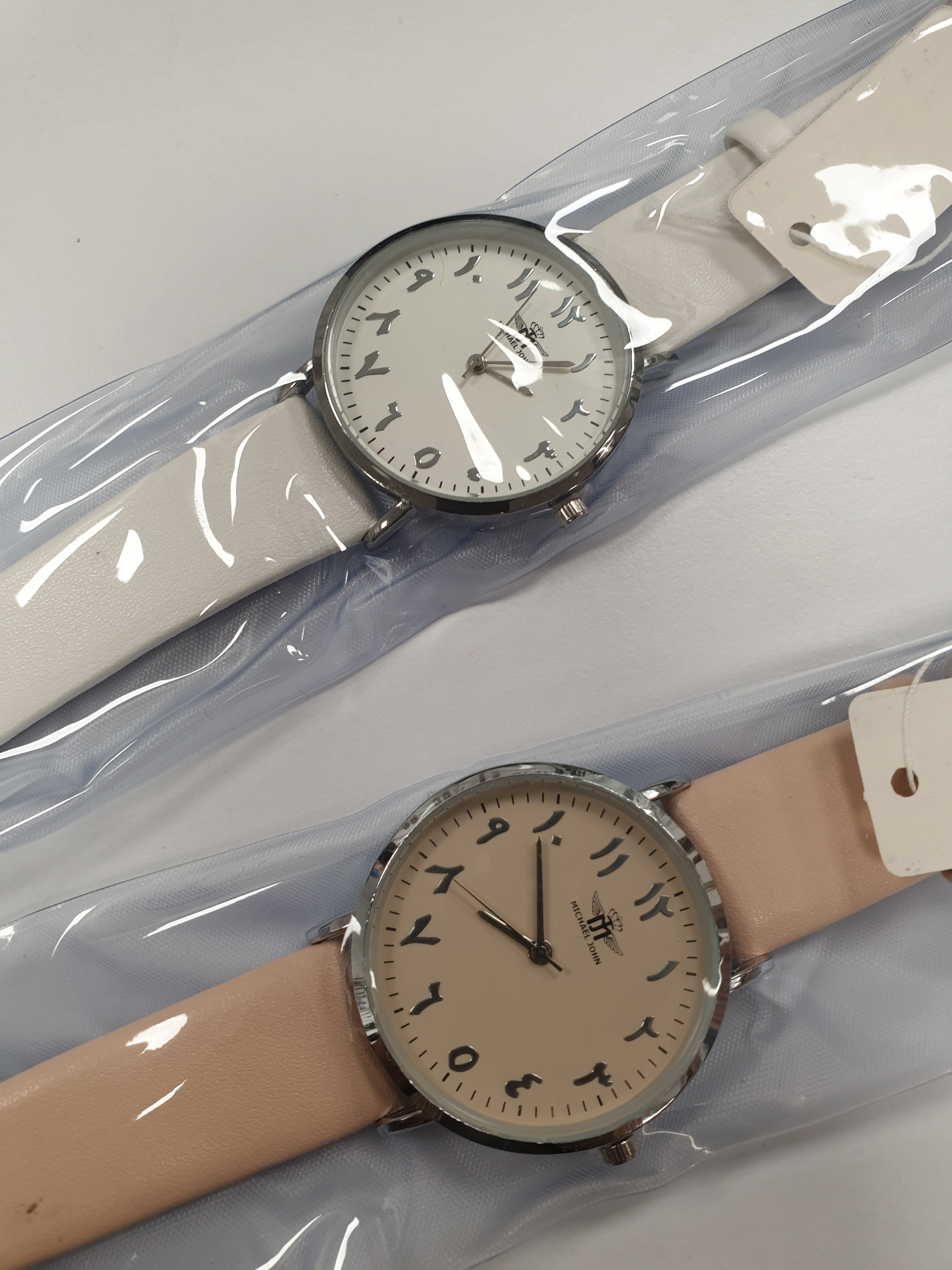 montres très élégante blanc, rose abaya hijab tunique jilbeb mode modeste fashion boutique musulmane femmes voilées