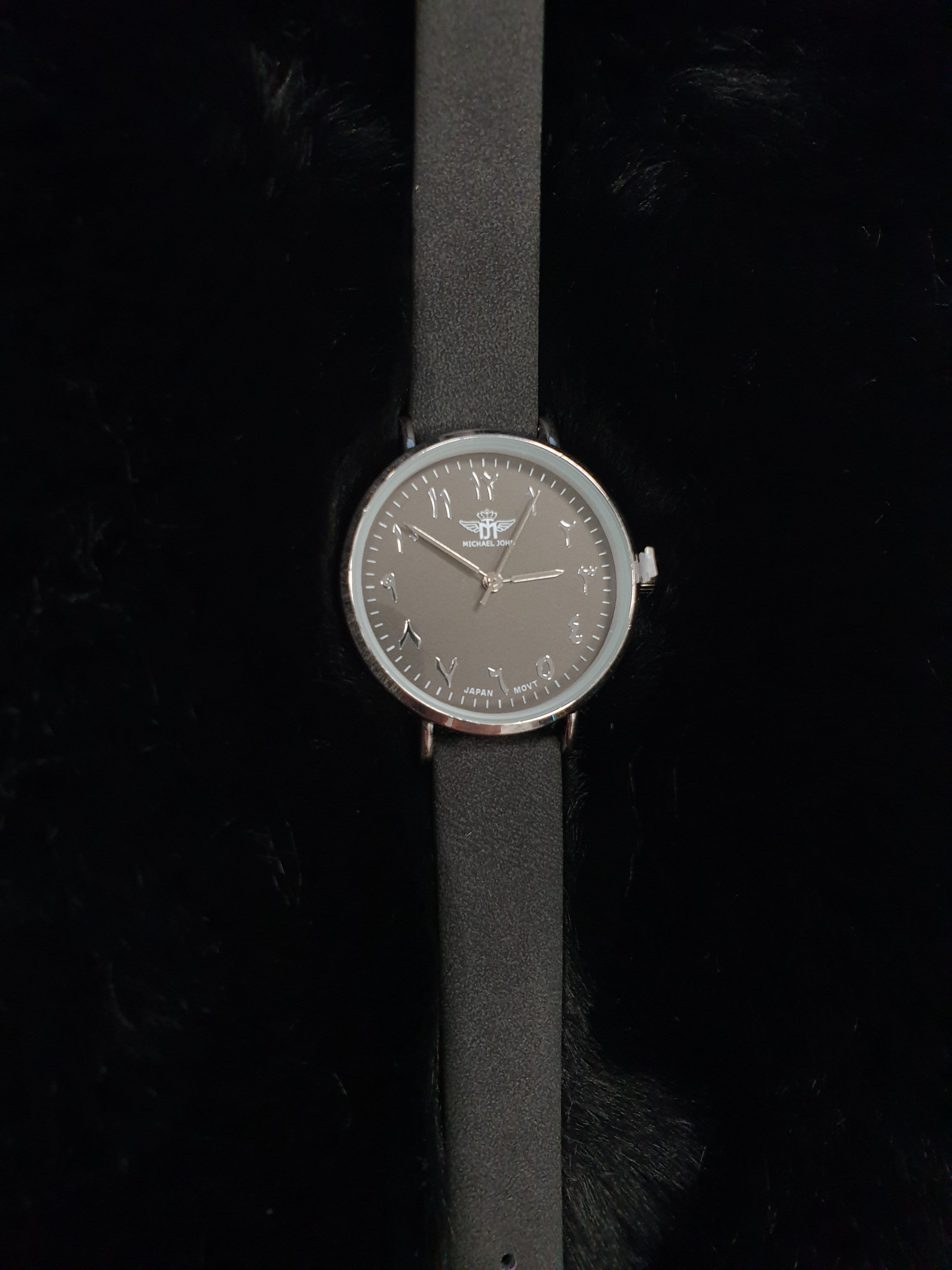 MONTRE CHIFFRES ARABES / INDIENS  Petit format