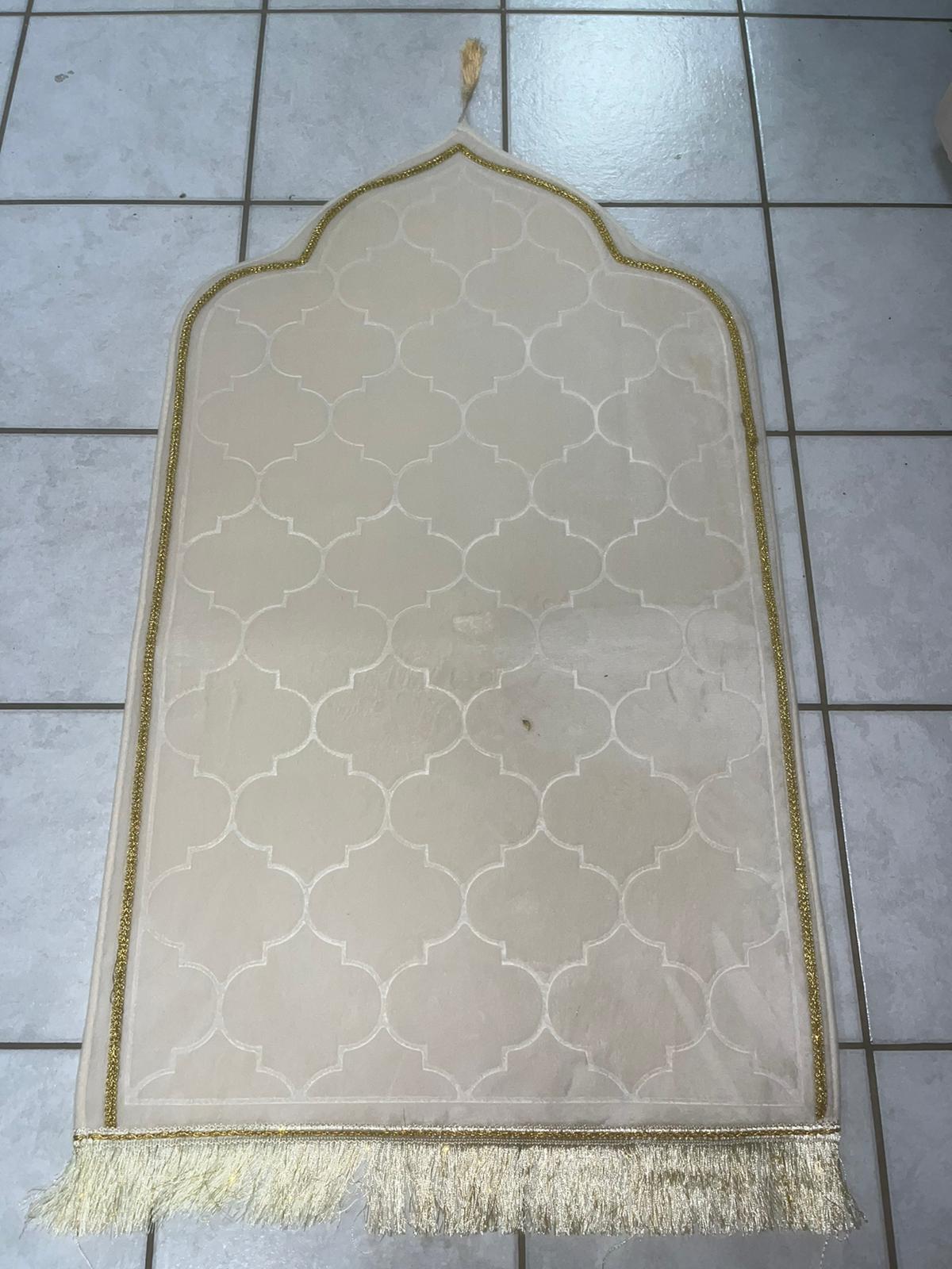 Tapis de prière avec bordure doré