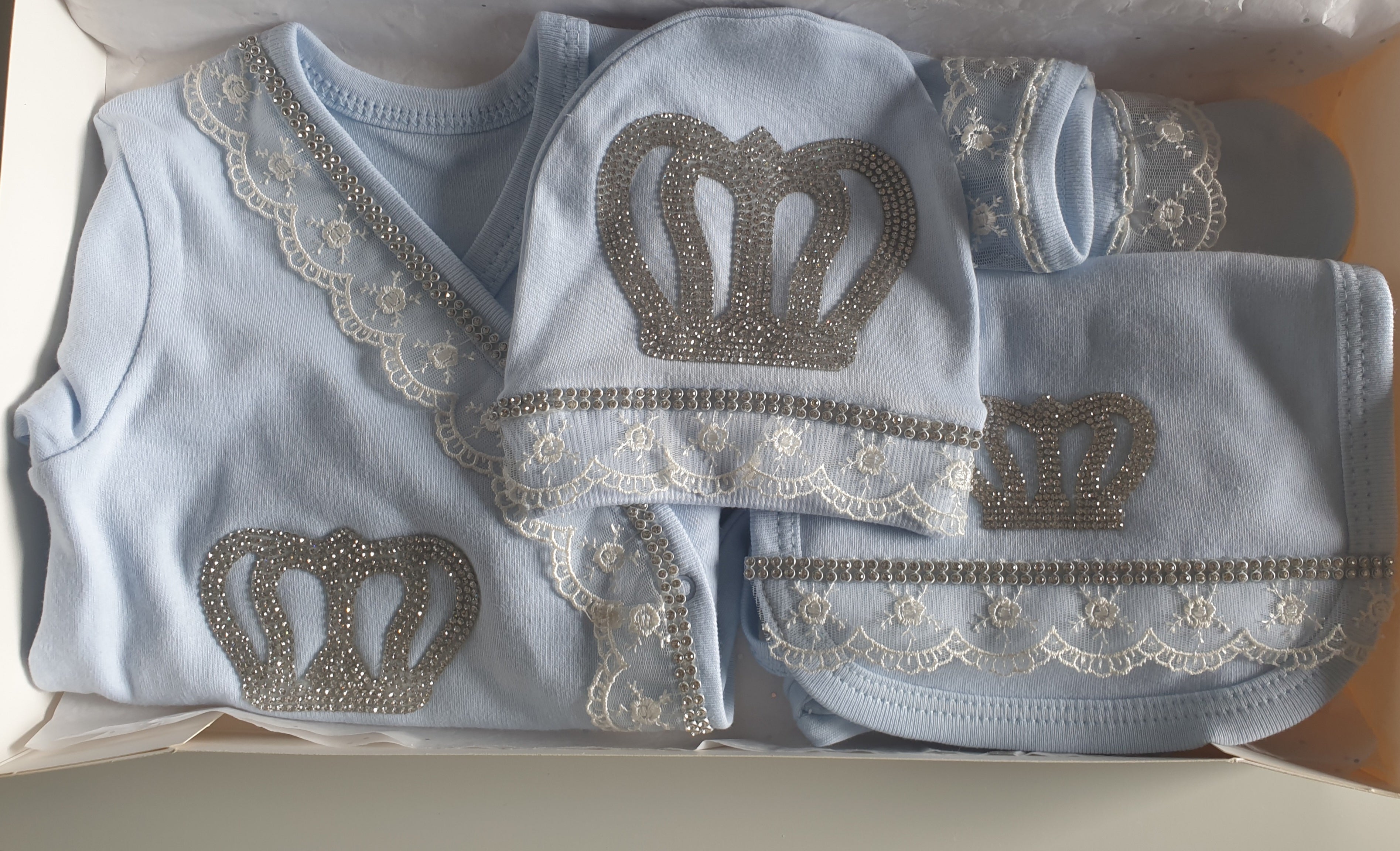 Ensemble bébé Dentelle & Cristal Luxury - BLEU CIEL dentelle - Tenues de fêtes & Circoncision  5 Pièces