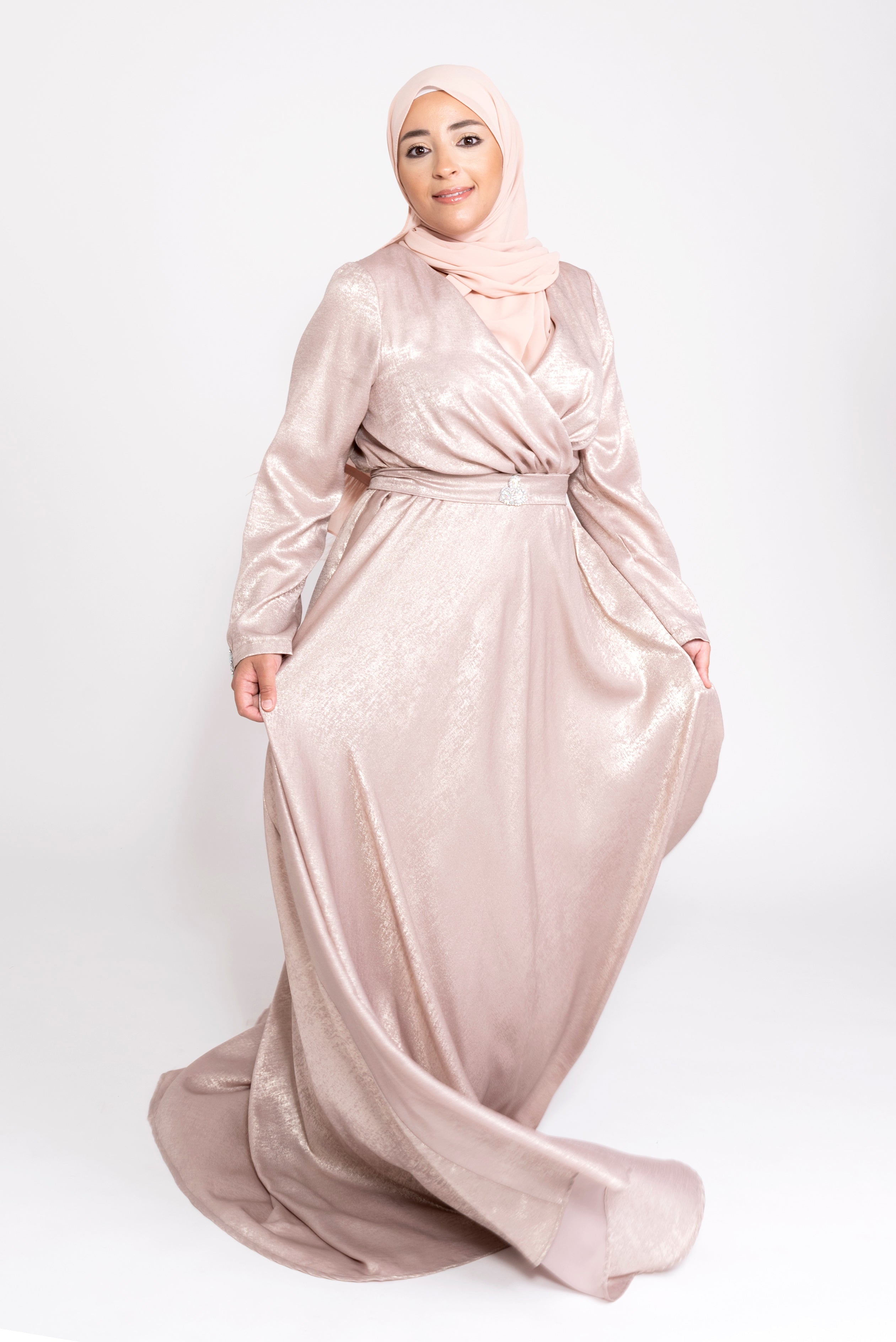 Robe du Soir Shiny Création Satin Vieux Rose Nude reflets doré - Tendance Hijab